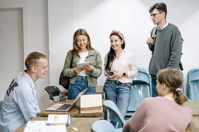 Un grupo de estudiantes conversando en clase.